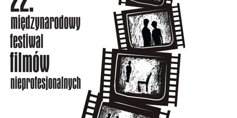 Plakat 22. Międzynarodowego Festiwalu Filmów Nieprofesjonalnych „Kochać człowieka” – grafika z taśmą filmową i sylwetkami ludzi, informacja o terminie wydarzenia w Oświęcimiu (29–31.01.2026).