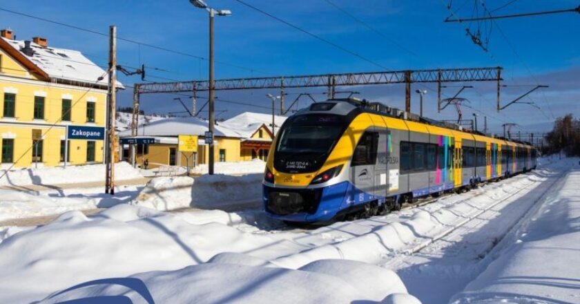Pociąg Kolei Małopolskich kursujący zimą na stacji kolejowej w Zakopanem – skład regionalny na ośnieżonych torach w Małopolsce.