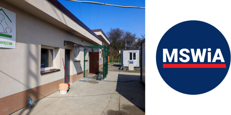 Wejście na teren schroniska dla zwierząt w Oświęcimiu – widok na budynek administracyjny, ogrodzoną bramę i zaplecze techniczne; po prawej stronie graficzne logo Ministerstwa Spraw Wewnętrznych i Administracji (MSWiA).