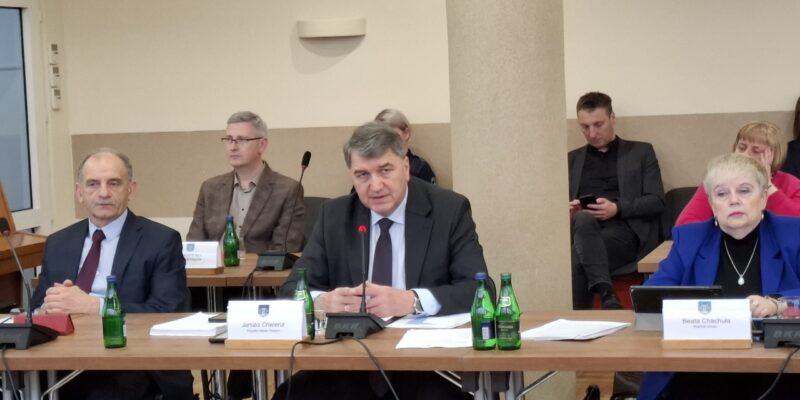 Sesja Rady Miasta Oświęcimia – prezydent Janusz Chwierut podczas obrad nad budżetem miasta na 2026 rok, przy stole obrad radni i urzędnicy, w tle uczestnicy sesji.