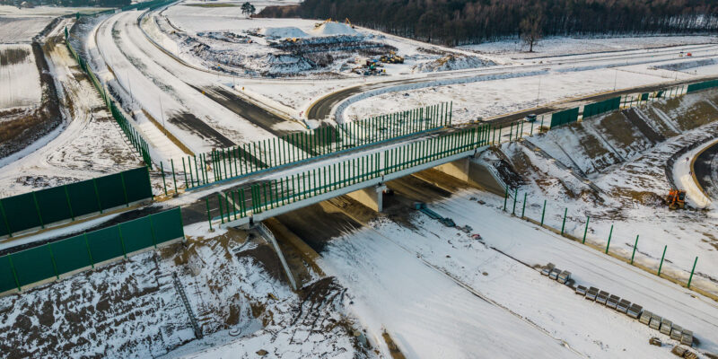 Most i łącznice węzła Bieruń na trasie S1 zimą – widok z lotu ptaka na nowy obiekt inżynieryjny z ekranami akustycznymi przed otwarciem dla ruchu