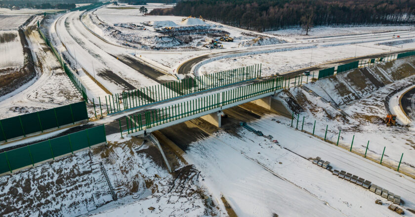 Most i łącznice węzła Bieruń na trasie S1 zimą – widok z lotu ptaka na nowy obiekt inżynieryjny z ekranami akustycznymi przed otwarciem dla ruchu