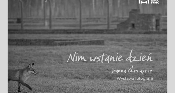 Plakat czarno-białej wystawy fotografii „Nim wstanie dzień” Joanny Chrząszcz, lis na tle terenu byłego obozu Auschwitz-Birkenau, MDSM Oświęcim