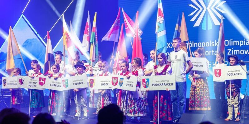 Ceremonia otwarcia XXXII Ogólnopolskiej Olimpiady Młodzieży Małopolska 2026 w Zakopanem – uczestnicy wydarzenia i goście podczas inauguracji w Szkole Mistrzostwa Sportowego.