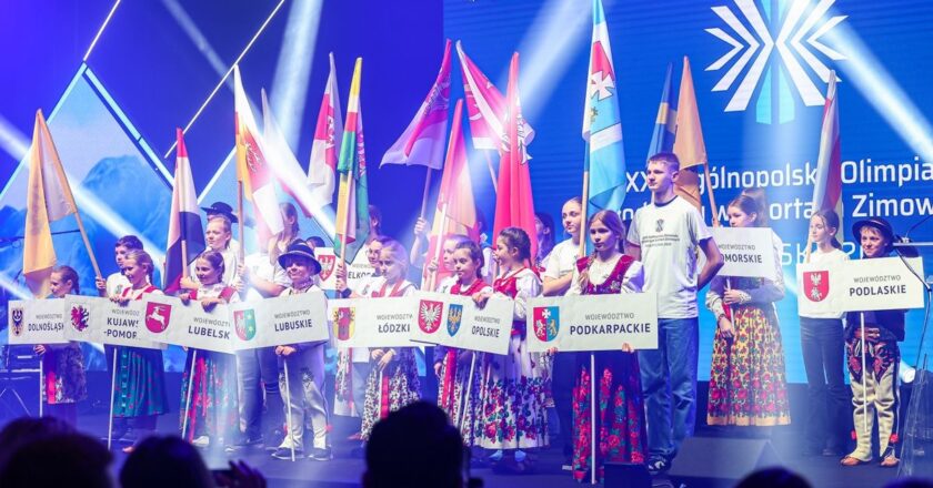 Ceremonia otwarcia XXXII Ogólnopolskiej Olimpiady Młodzieży Małopolska 2026 w Zakopanem – uczestnicy wydarzenia i goście podczas inauguracji w Szkole Mistrzostwa Sportowego.