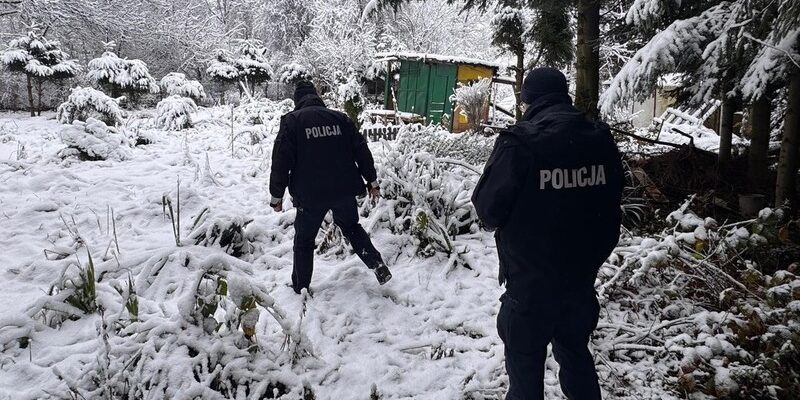 Policjanci prowadzący działania w ramach akcji „Zima. Nie daj zamarznąć” – funkcjonariusze sprawdzają zalesiony, zaśnieżony teren w poszukiwaniu osób zagrożonych wychłodzeniem.