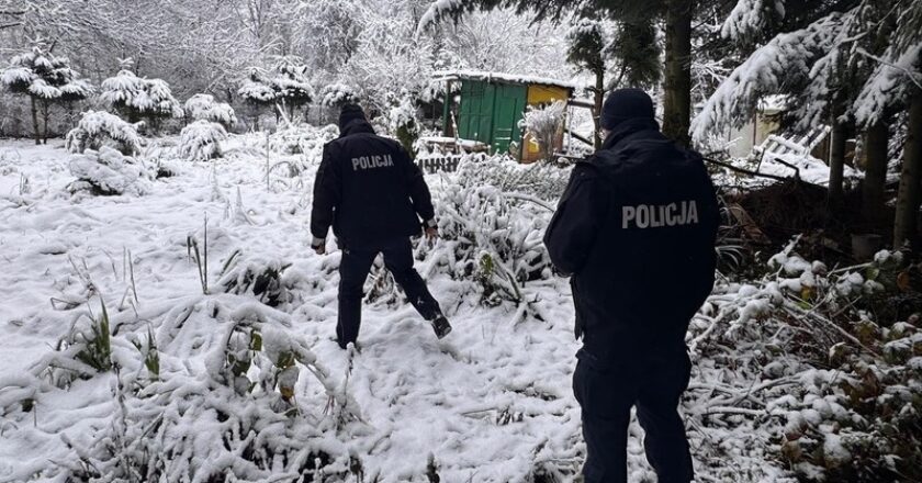 Policjanci prowadzący działania w ramach akcji „Zima. Nie daj zamarznąć” – funkcjonariusze sprawdzają zalesiony, zaśnieżony teren w poszukiwaniu osób zagrożonych wychłodzeniem.