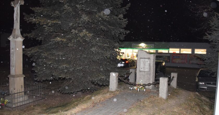 Granitowy obelisk przy ul. Pszczyńskiej w Rajsku, z którego skradziono tablicę upamiętniającą żołnierzy poległych w bitwie pod Rajskiem w 1939 roku; miejsce pamięci sfotografowane nocą, z widocznym pustym miejscem po tablicy.