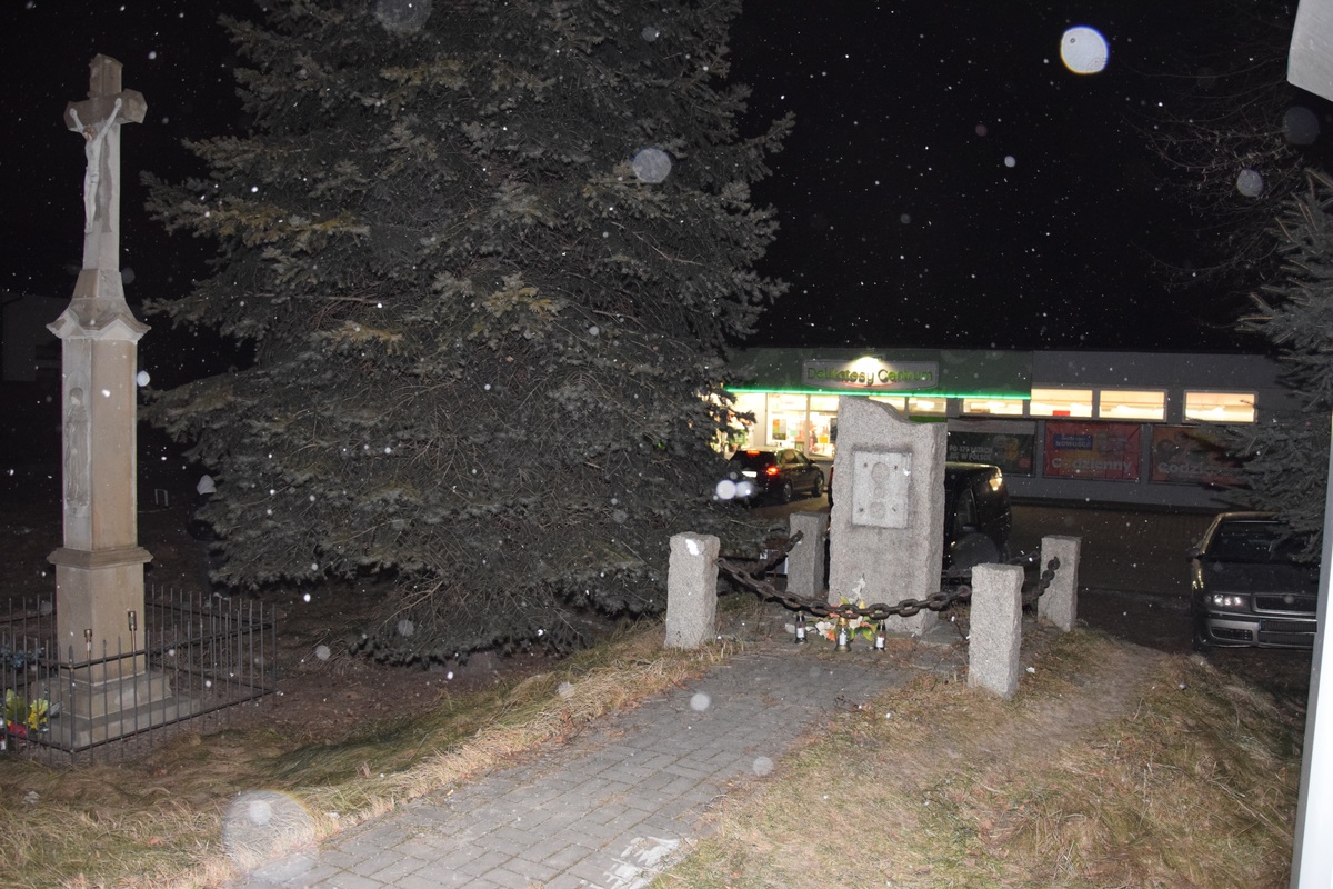Zniknęła tablica upamiętniająca poległych żołnierzy. Policja szuka sprawcy kradzieży w Rajsku