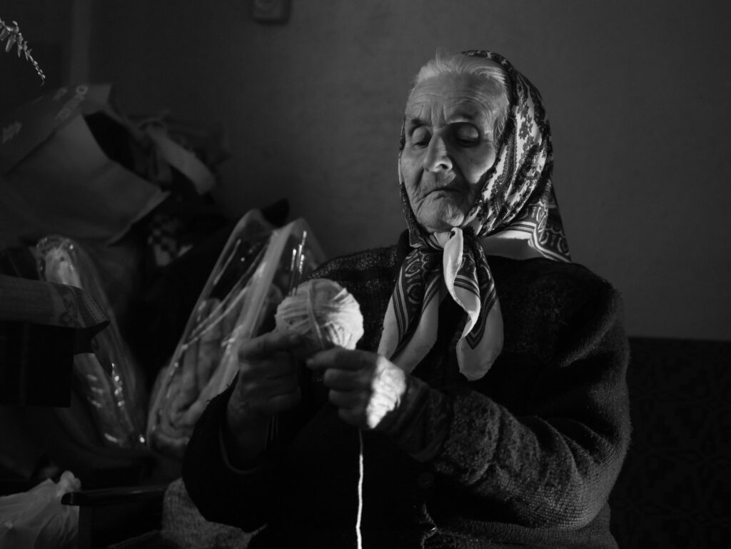 ADZIEJA reż. Krzysztof Jakoniuk, Polska 2024, 17’05” Wieś na Podlasiu. Samotna kobieta w gospodarstwie. Mimo niedoli i nieszczęść, tęsknoty za minionym, wciąż żyje w zgodzie z Bogiem i ludźmi.