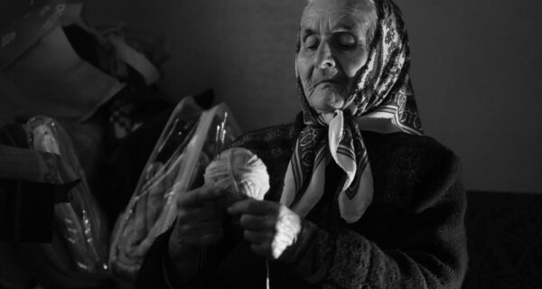 ADZIEJA reż. Krzysztof Jakoniuk, Polska 2024, 17’05” Wieś na Podlasiu. Samotna kobieta w gospodarstwie. Mimo niedoli i nieszczęść, tęsknoty za minionym, wciąż żyje w zgodzie z Bogiem i ludźmi.