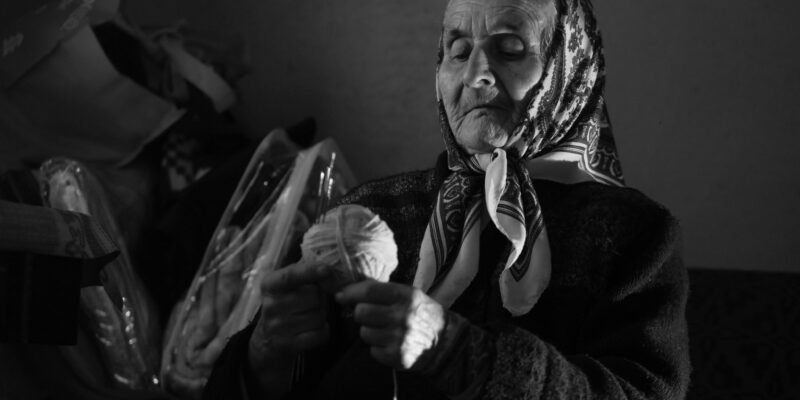 ADZIEJA reż. Krzysztof Jakoniuk, Polska 2024, 17’05” Wieś na Podlasiu. Samotna kobieta w gospodarstwie. Mimo niedoli i nieszczęść, tęsknoty za minionym, wciąż żyje w zgodzie z Bogiem i ludźmi.