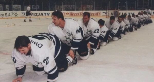 Kibice Unii Oświęcim podczas uroczystości upamiętniającej Artura Malickiego i numer 20