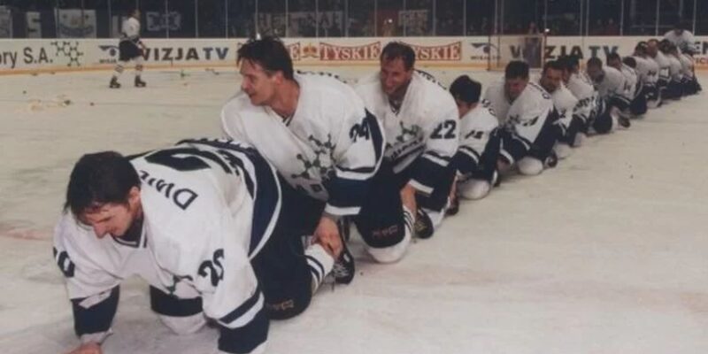 Kibice Unii Oświęcim podczas uroczystości upamiętniającej Artura Malickiego i numer 20