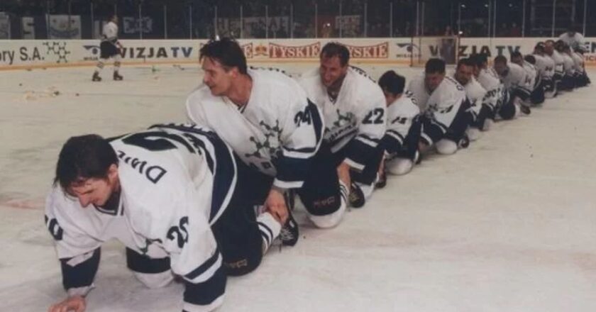 Kibice Unii Oświęcim podczas uroczystości upamiętniającej Artura Malickiego i numer 20