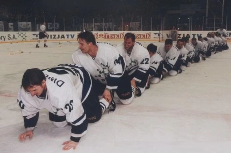Kibice Unii Oświęcim podczas uroczystości upamiętniającej Artura Malickiego i numer 20