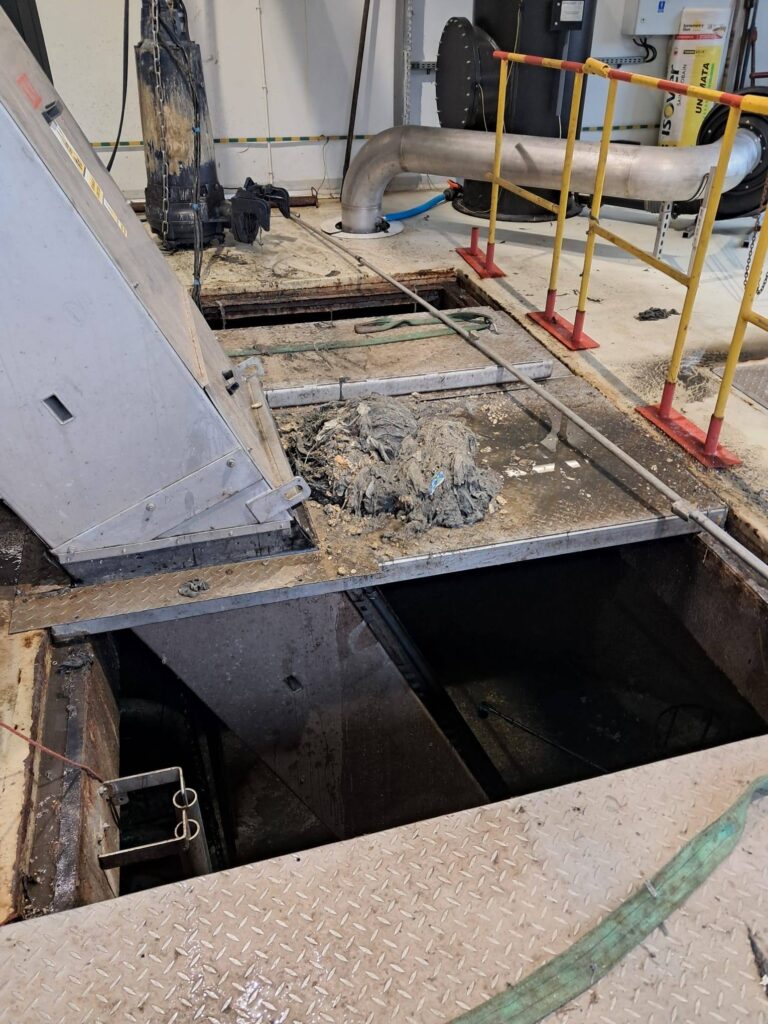 Śmieci wyciągnięte z przepompowni ścieków w Oświęcimiu po awarii