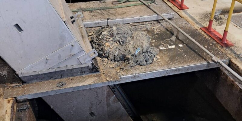 Śmieci wyciągnięte z przepompowni ścieków w Oświęcimiu po awarii