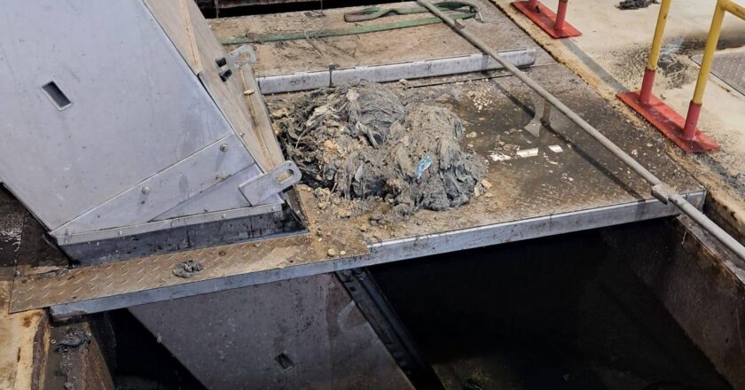 Śmieci wyciągnięte z przepompowni ścieków w Oświęcimiu po awarii