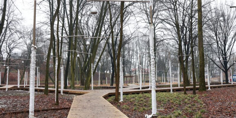 Nowa aleja lamp w budowanym parku nad Sołą w Oświęcimiu