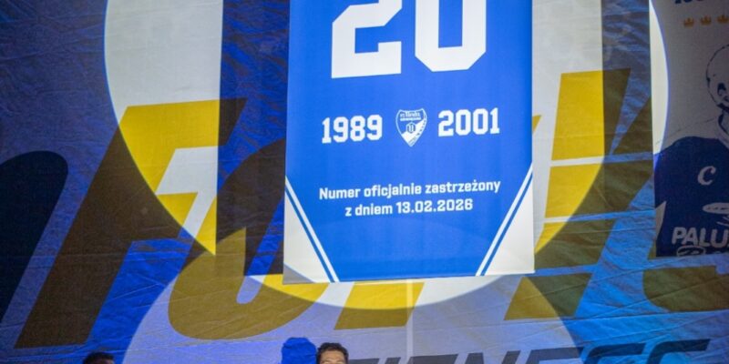 Uroczystość zastrzeżenia numeru 20 Artura Malickiego w Unii Oświęcim - na ekranie koszulka z nazwiskiem legendy hokeja i datami 1989-2001