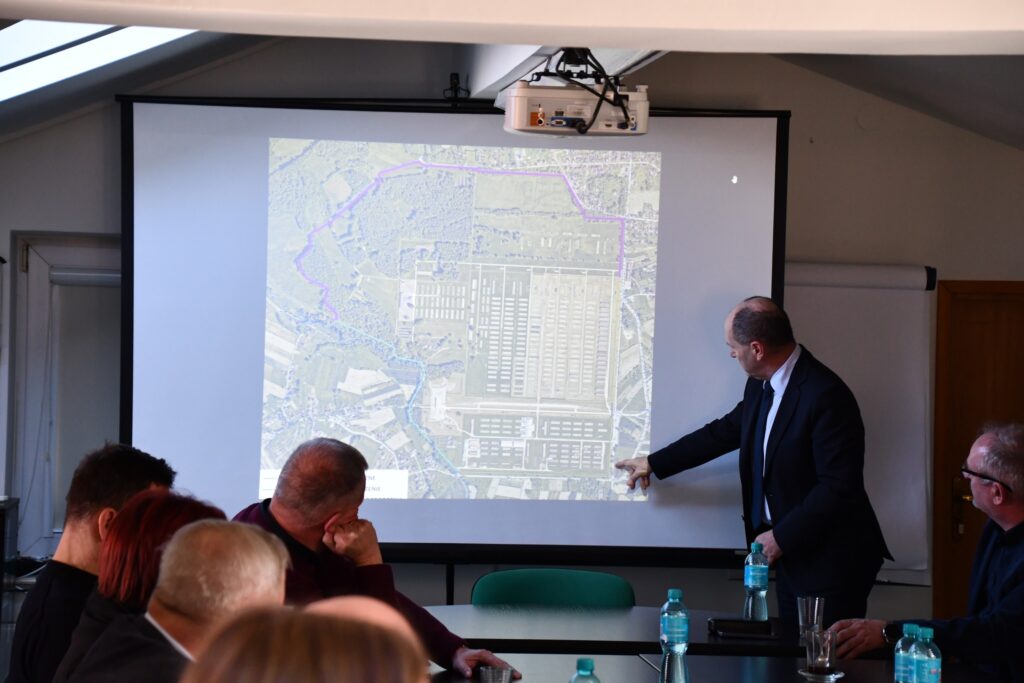 Spotkanie wójt Brzezinka Muzeum Auschwitz ogrodzenie teren Birkenau budowa 2026