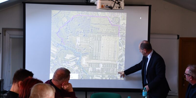 Spotkanie wójt Brzezinka Muzeum Auschwitz ogrodzenie teren Birkenau budowa 2026