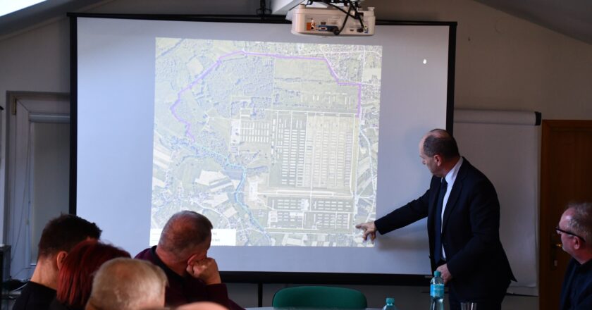 Spotkanie wójt Brzezinka Muzeum Auschwitz ogrodzenie teren Birkenau budowa 2026