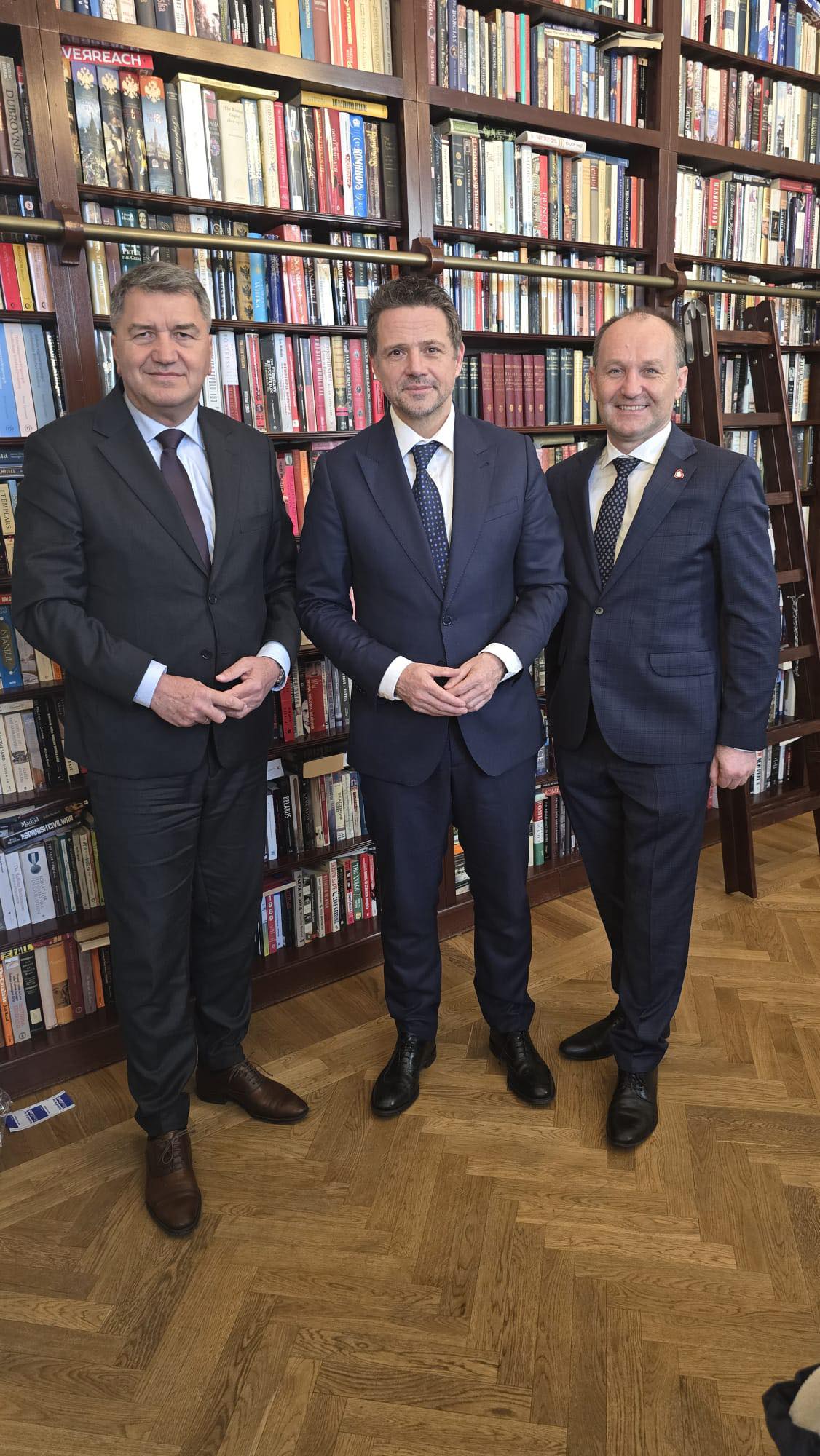 Drzewo Pamięci z Warszawy dla Oświęcimia! Trzaskowski i Chwierut rozmawiają o Alei Drzew w Parku Zasole