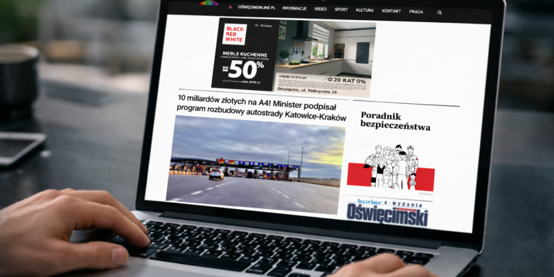 Popularny portal informacyjny w powiecie oświęcimskim i Oświęcimiu. Laptop ze stroną internetową i najważniejsze informacje, fakty i wiadomości. Widoczny baner reklamowy i artykuł sponsorowany.
