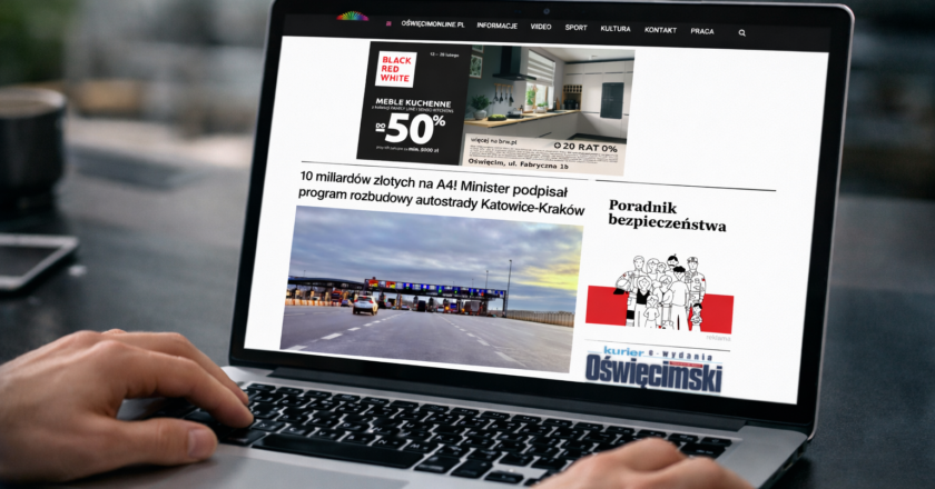 Popularny portal informacyjny w powiecie oświęcimskim i Oświęcimiu. Laptop ze stroną internetową i najważniejsze informacje, fakty i wiadomości. Widoczny baner reklamowy i artykuł sponsorowany.