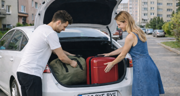 młodzi mieszkańcy Oświęcimia pakują swoje walizki do samochodu pod blokiem wyjeżdżają z miasta do Krakowa i Katowic