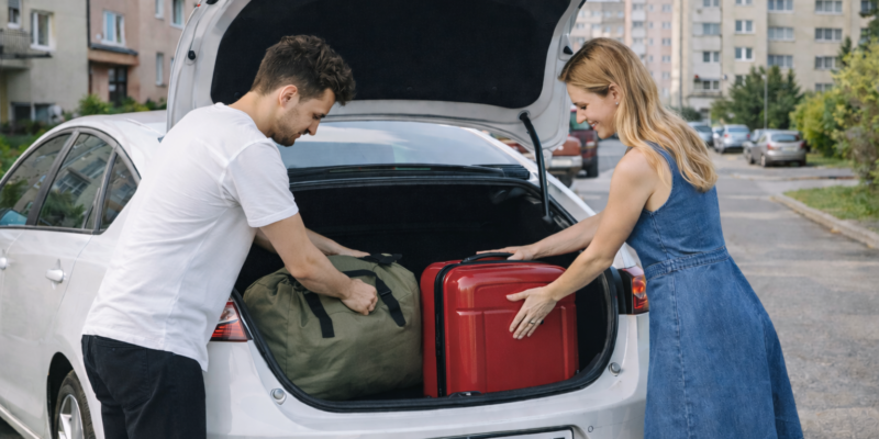 młodzi mieszkańcy Oświęcimia pakują swoje walizki do samochodu pod blokiem wyjeżdżają z miasta do Krakowa i Katowic