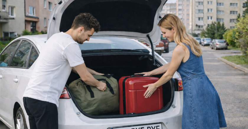 młodzi mieszkańcy Oświęcimia pakują swoje walizki do samochodu pod blokiem wyjeżdżają z miasta do Krakowa i Katowic