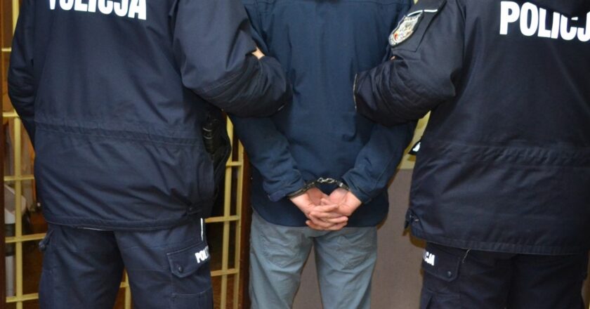 Policjanci zatrzymali poszukiwanego 25-latka po kradzieży perfum w perfumerii w Brzeszczach – mężczyzna trafił do aresztu śledczego.