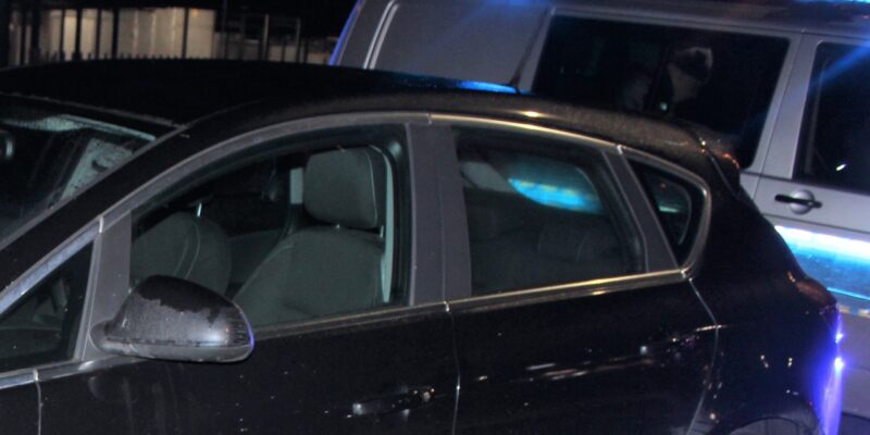 Policjanci zatrzymują Mazdę do kontroli w Brzeszczach po zgłoszeniu o kierowcy pijącym piwo