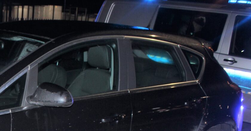 Policjanci zatrzymują Mazdę do kontroli w Brzeszczach po zgłoszeniu o kierowcy pijącym piwo