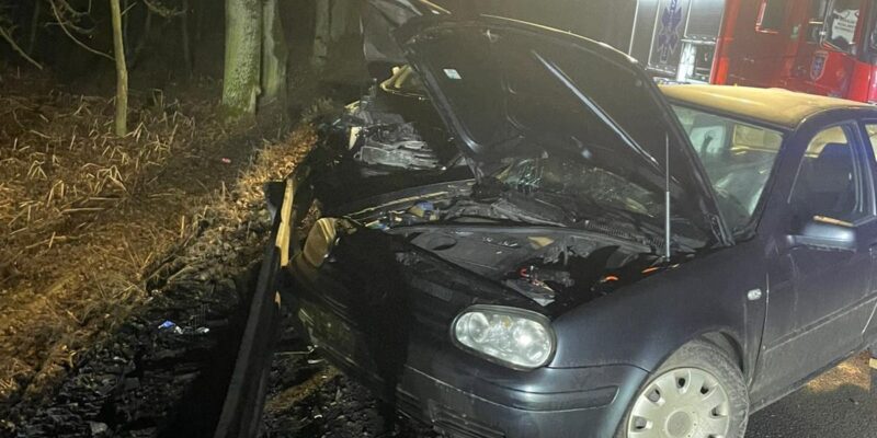 Służby ratunkowe na miejscu wypadku drogowego w Jawiszowicach na ul. Łęckiej