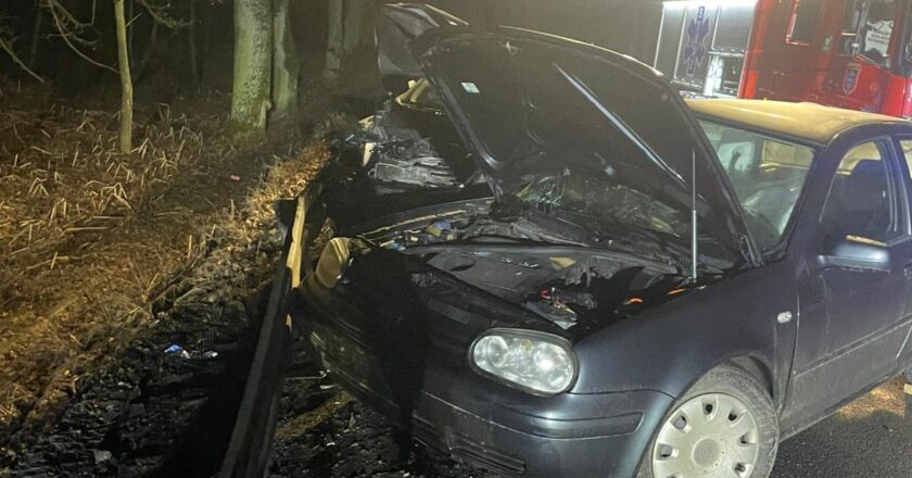 Służby ratunkowe na miejscu wypadku drogowego w Jawiszowicach na ul. Łęckiej