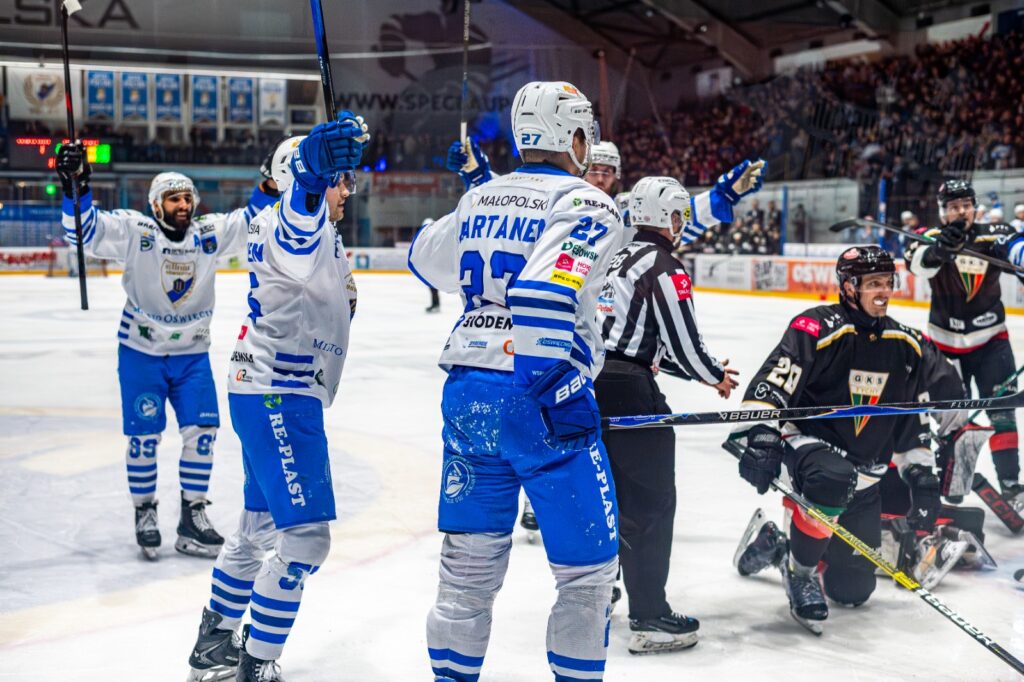 Hokeiści Unii Oświęcim podczas meczu z GKS Tychy na lodowisku w Oświęcimiu