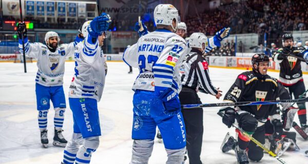 Hokeiści Unii Oświęcim podczas meczu z GKS Tychy na lodowisku w Oświęcimiu