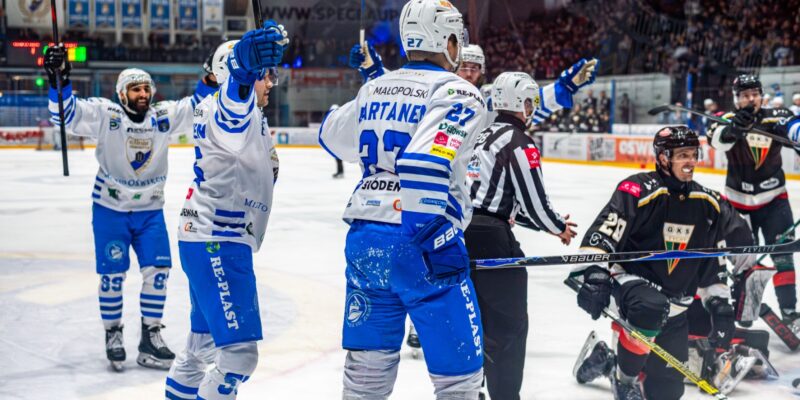 Hokeiści Unii Oświęcim podczas meczu z GKS Tychy na lodowisku w Oświęcimiu