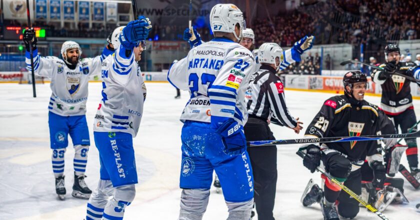 Hokeiści Unii Oświęcim podczas meczu z GKS Tychy na lodowisku w Oświęcimiu