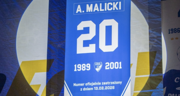 Uroczystość zastrzeżenia numeru 20 Artura Malickiego w Unii Oświęcim - na ekranie koszulka z nazwiskiem legendy hokeja i datami 1989-2001