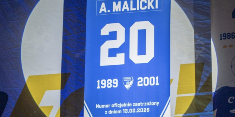 Uroczystość zastrzeżenia numeru 20 Artura Malickiego w Unii Oświęcim - na ekranie koszulka z nazwiskiem legendy hokeja i datami 1989-2001