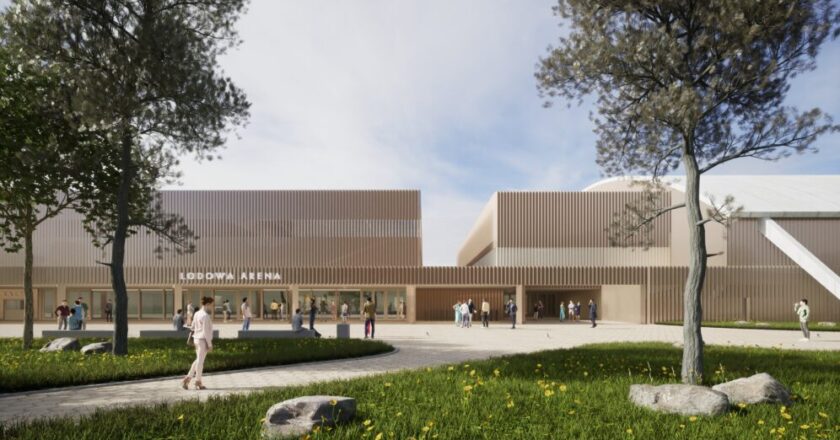 Wizualizacja nowej hali lodowej w Oświęcimiu – nowoczesny kompleks sportowy z jasną, drewnianą elewacją, przestronnym placem wejściowym i zielenią, po którym poruszają się mieszkańcy i sportowcy.