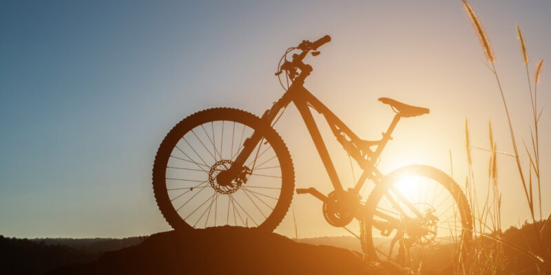 rower mtb góry wycieczki dla początkujących rowerzysta zachód słońca
