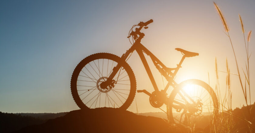 rower mtb góry wycieczki dla początkujących rowerzysta zachód słońca