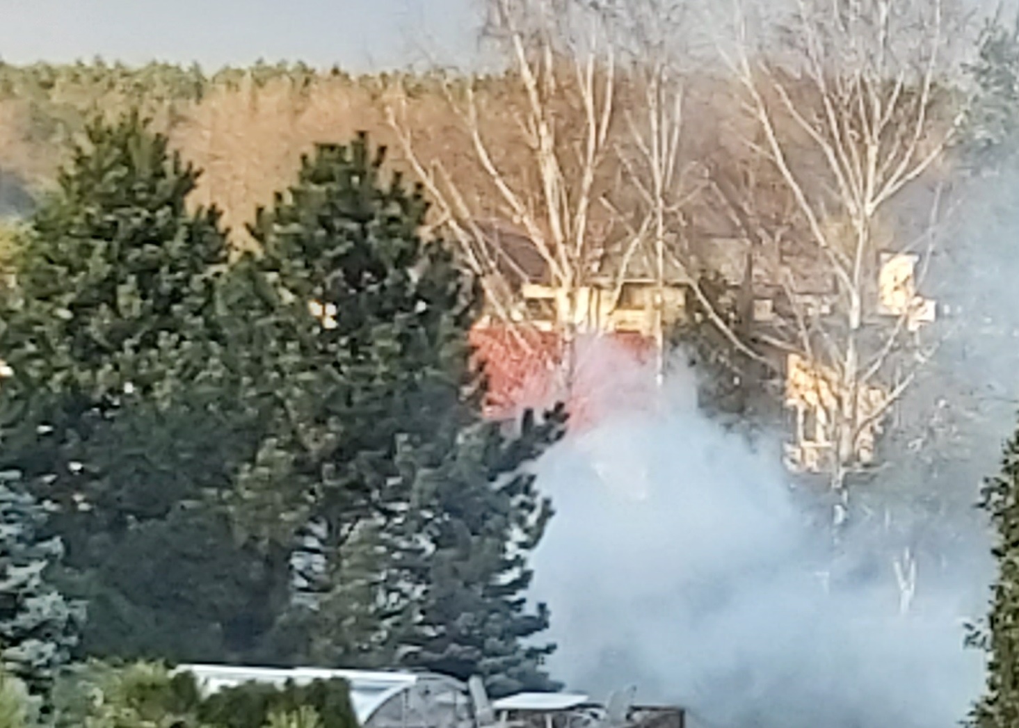 82-latka paliła liście w ogrodzie! Policja ugasiła ognisko i pouczyła. Grozi mandat 5000 zł