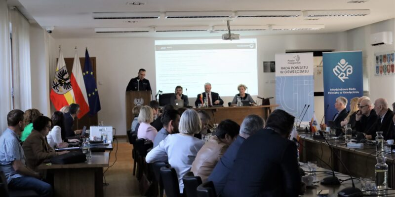 Policja Oświęcim sprawozdanie 2025 rok 18540 interwencji 80 wypadków 904 narkotyki Rada Powiatu bezpieczeństwo